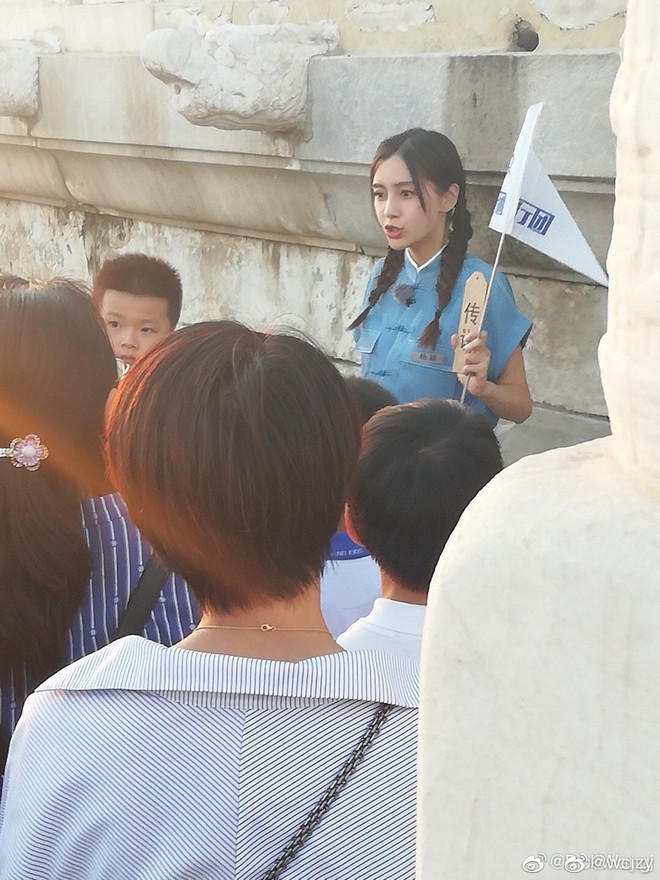 Kh&ocirc;ng hẹn m&agrave; để c&ugrave;ng 1 kiểu t&oacute;c: Nhiệt Ba - Angela Baby xinh xuất sắc, Dương Mịch lộ khuyết điểm tr&aacute;n h&oacute;i - Ảnh 12.