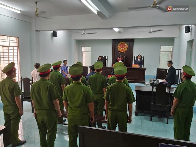 Ông Nguyễn Hữu Linh thất thần, ngồi sụp xuống ghế sau khi bị tuyên án 18 tháng tù - Ảnh 2.
