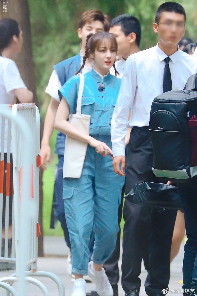 Kh&ocirc;ng hẹn m&agrave; để c&ugrave;ng 1 kiểu t&oacute;c: Nhiệt Ba - Angela Baby xinh xuất sắc, Dương Mịch lộ khuyết điểm tr&aacute;n h&oacute;i - Ảnh 5.