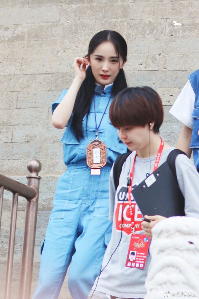 Kh&ocirc;ng hẹn m&agrave; để c&ugrave;ng 1 kiểu t&oacute;c: Nhiệt Ba - Angela Baby xinh xuất sắc, Dương Mịch lộ khuyết điểm tr&aacute;n h&oacute;i - Ảnh 9.