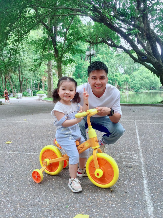 Quắt đại ca Mạnh Qu&acirc;n khoe con g&aacute;i 2 tuổi si&ecirc;u đ&aacute;ng y&ecirc;u, sở hữu nhiều n&eacute;t thừa hưởng từ bố - Ảnh 1.