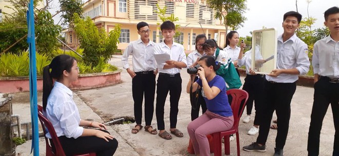 Nh&igrave;n c&aacute;ch c&ocirc; tr&ograve; trường n&agrave;y chụp ảnh thẻ, c&aacute;c studio xịn s&ograve; cũng phải ch&agrave;o thua! - Ảnh 1.
