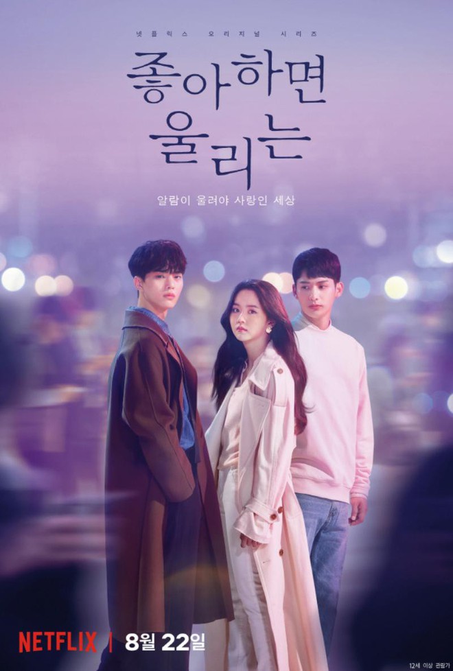 Love Alarm: Kim So Hyun đang có bồ vẫn bị trai đẹp nhất trường đè ra hôn giữa hẻm! - Ảnh 1.