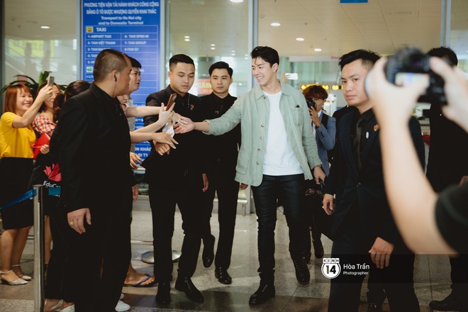 Nam thần Friend Zone Nine Naphat gây bão sân bay Nội Bài: Siêu điển trai phong độ, cực thân thiện với fan Việt - Ảnh 2.