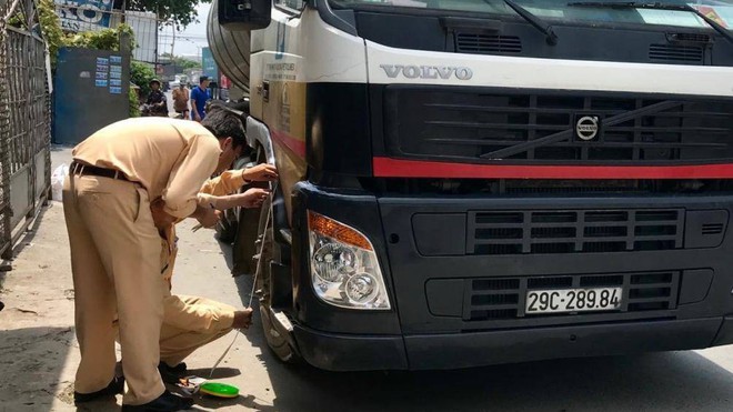 3 người trong gia đ&igrave;nh gặp tai nạn tử vong: X&eacute; l&ograve;ng cảnh quan t&agrave;i đặt nhờ - Ảnh 1.
