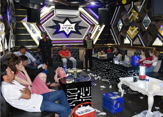 Nam thanh nữ t&uacute; ph&ecirc; ma t&uacute;y trong ph&ograve;ng VIP qu&aacute;n karaoke ở miền T&acirc;y - Ảnh 1.