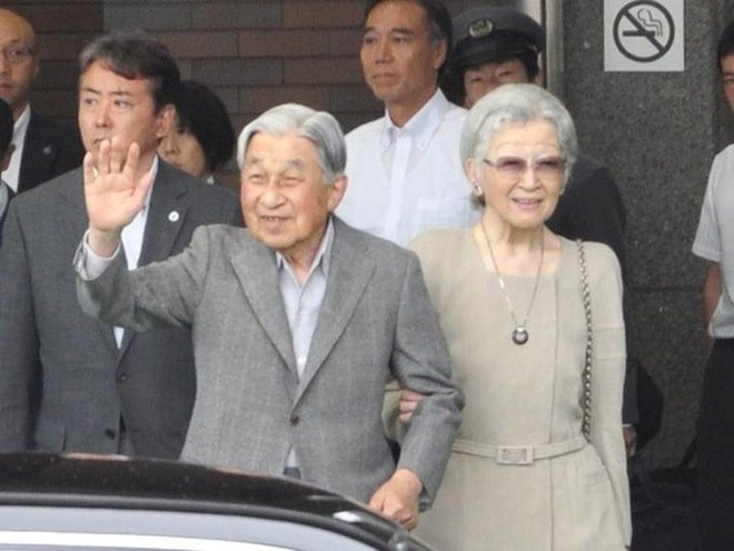Ngôn tình ngoài đời thực: Vợ chồng cựu Nhật hoàng nắm tay nhau hưởng thú vui tuổi già, 60 năm tình yêu vẫn vẹn nguyên - Ảnh 1.