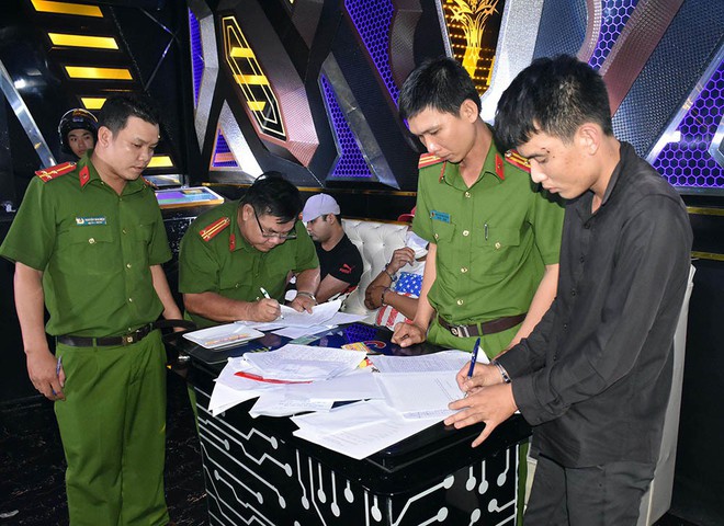 Nam thanh nữ t&uacute; ph&ecirc; ma t&uacute;y trong ph&ograve;ng VIP qu&aacute;n karaoke ở miền T&acirc;y - Ảnh 3.