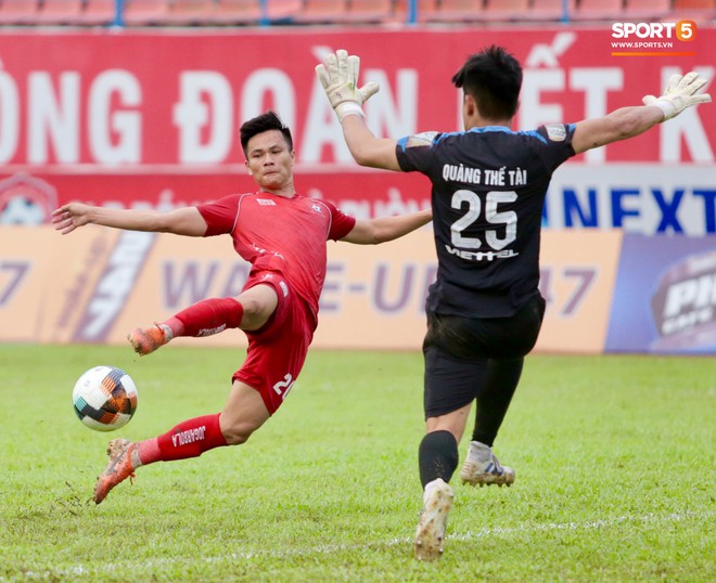 Cầu thủ V.League ăn mừng bàn thắng bằng nụ hôn vừa lạ vừa gây đỏ mặt trong chiến thắng trên SVĐ Lạch Tray - Ảnh 7.