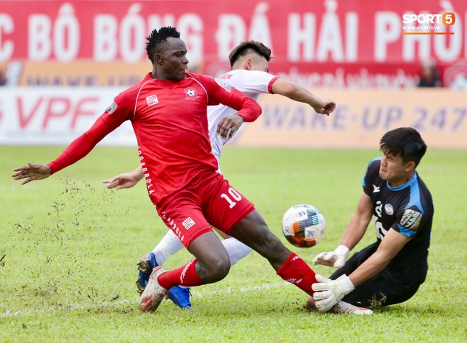 Cầu thủ V.League ăn mừng bàn thắng bằng nụ hôn vừa lạ vừa gây đỏ mặt trong chiến thắng trên SVĐ Lạch Tray - Ảnh 1.