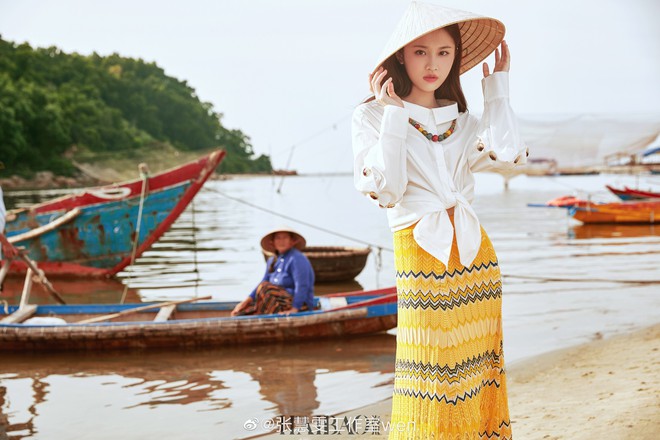 Tiểu Lưu Diệc Phi bất ngờ tung bộ ảnh chụp tại Việt Nam: Nhan sắc thanh tú, nổi bật với nón lá truyền thống - Ảnh 2.