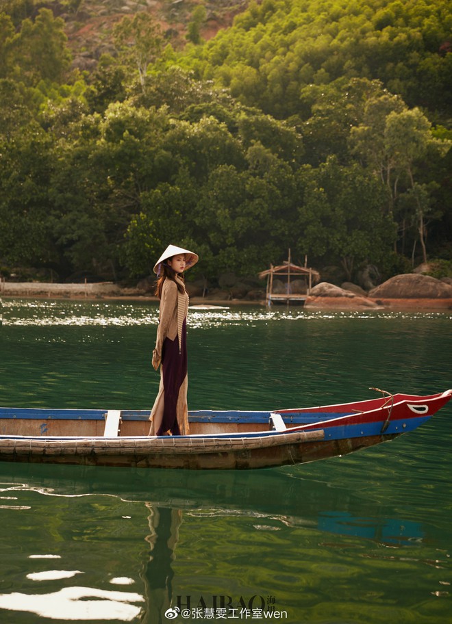 Tiểu Lưu Diệc Phi bất ngờ tung bộ ảnh chụp tại Việt Nam: Nhan sắc thanh tú, nổi bật với nón lá truyền thống - Ảnh 3.