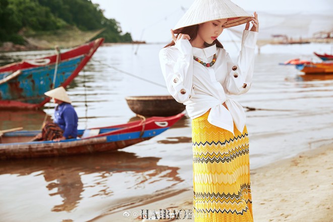 Tiểu Lưu Diệc Phi bất ngờ tung bộ ảnh chụp tại Việt Nam: Nhan sắc thanh tú, nổi bật với nón lá truyền thống - Ảnh 4.