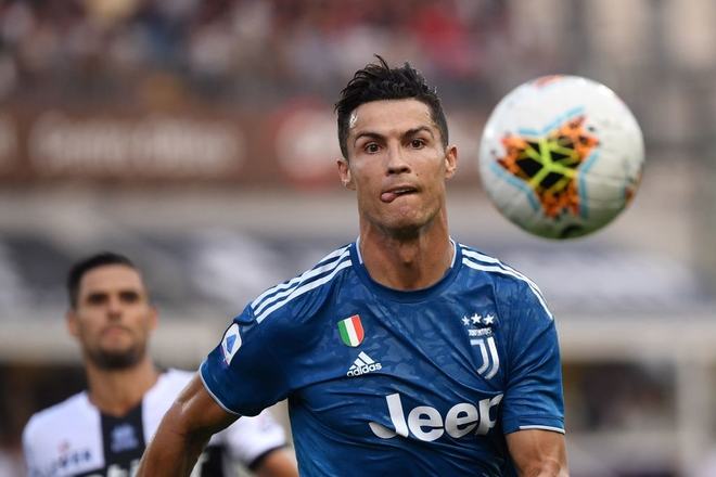 Ronaldo mất toi bàn thắng vì trót cong người, Juventus chỉ thắng sát nút ngày ra quân nhờ cái tên cực bất ngờ này - Ảnh 2.