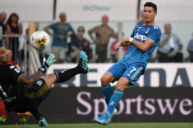 Ronaldo mất toi bàn thắng vì trót cong người, Juventus chỉ thắng sát nút ngày ra quân nhờ cái tên cực bất ngờ này - Ảnh 3.