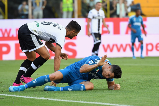 Ronaldo mất toi bàn thắng vì trót cong người, Juventus chỉ thắng sát nút ngày ra quân nhờ cái tên cực bất ngờ này - Ảnh 6.