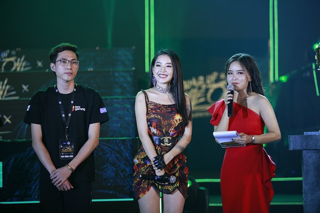 Chi Pu không nhảy dù chạy bo nhưng lại đốt nóng sân khấu chung kết PUBG Mobile với nhan sắc cực xinh và màn trình diễn sôi động - Ảnh 6.