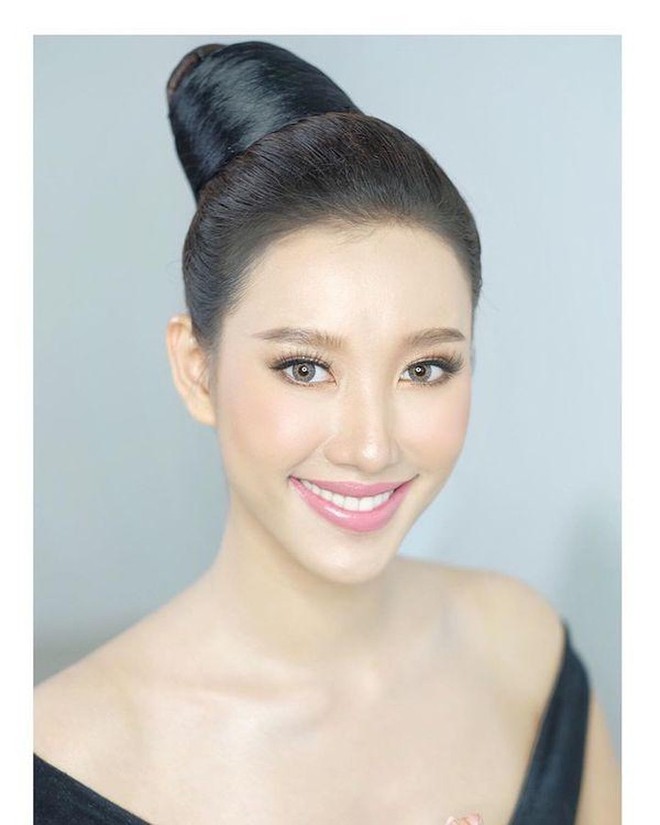 Mỹ nhân 9x vừa đăng quang Hoa hậu Hoàn vũ Lào: Xinh đẹp rụng rời, chiều cao khủng và nhiều điểm chung với Hoàng Thùy - Ảnh 7.