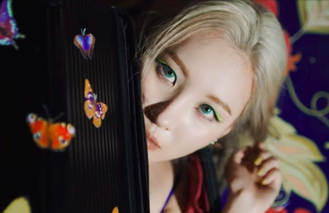 Bướm chúa Sunmi chui tọt vào vali trong teaser come back: Nghe qua đã biết là hit, lại tiếp tục là một MV hack não? - Ảnh 3.