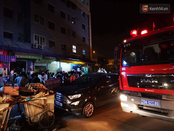 Cháy kiot chân toà nhà, hàng trăm người dân chung cư Kim Văn - Kim Lũ hoảng hốt tháo chạy - Ảnh 2.