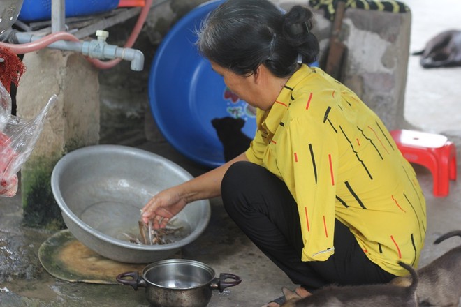 Điều kỳ diệu xuất hiện khi nữ sinh ngh&egrave;o định cất giấy b&aacute;o nhập học do mẹ bị ung thư - Ảnh 3.