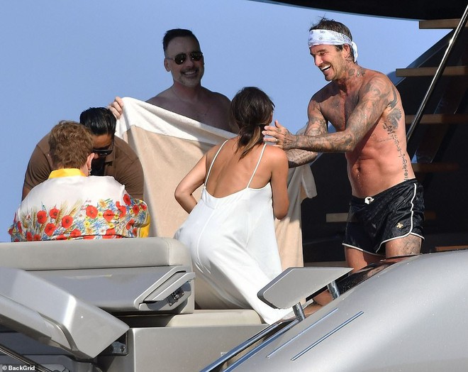 David Beckham không thể ngừng âu yếm vợ và chơi đùa với các con, gia đình hạnh phúc số 1 Hollywood là đây chứ đâu? - Ảnh 3.