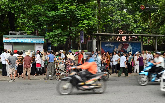 Hà Nội: Hàng nghìn người xếp hàng đăng kí thẻ xe buýt miễn phí - Ảnh 10.