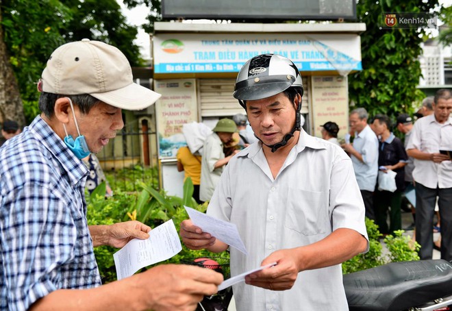 Hà Nội: Hàng nghìn người xếp hàng đăng kí thẻ xe buýt miễn phí - Ảnh 4.