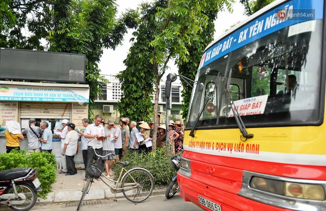 Hà Nội: Hàng nghìn người xếp hàng đăng kí thẻ xe buýt miễn phí - Ảnh 9.
