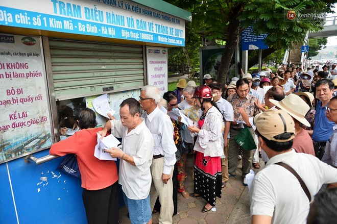Hà Nội: Hàng nghìn người xếp hàng đăng kí thẻ xe buýt miễn phí - Ảnh 2.