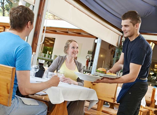 Hé lộ 8 cái bẫy mà nhân viên phục vụ các nhà hàng, quán cà phê thường xuyên áp dụng mà các vị khách không hề hay biết - Ảnh 1.
