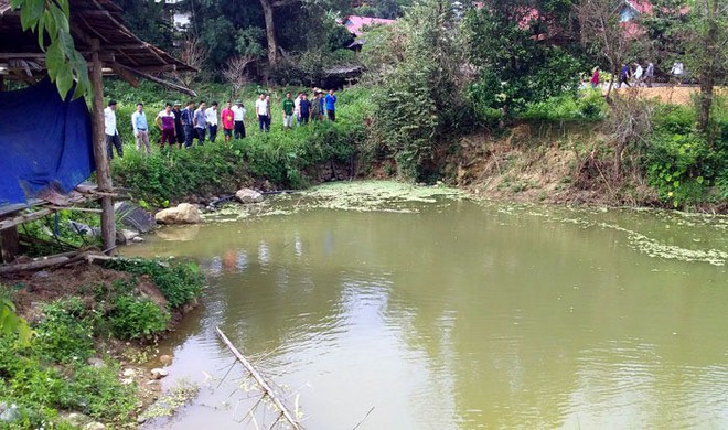 Sau buổi đầu tiên nhập học, 3 cháu nhỏ đuối nước thương tâm khi trốn bố mẹ đi tắm ao - Ảnh 1.