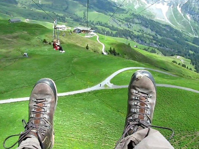 Đoạn clip 4 triệu view quay trò trượt ròng rọc lơ lửng giữa núi Thuỵ Sĩ bị cư dân mạng “bóc mẽ”: “Đẹp thì đẹp, nhưng sao chậm thế?” - Ảnh 12.