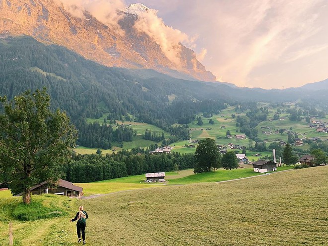 Đoạn clip 4 triệu view quay trò trượt ròng rọc lơ lửng giữa núi Thuỵ Sĩ bị cư dân mạng “bóc mẽ”: “Đẹp thì đẹp, nhưng sao chậm thế?” - Ảnh 4.