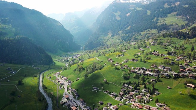 Đoạn clip 4 triệu view quay trò trượt ròng rọc lơ lửng giữa núi Thuỵ Sĩ bị cư dân mạng “bóc mẽ”: “Đẹp thì đẹp, nhưng sao chậm thế?” - Ảnh 3.