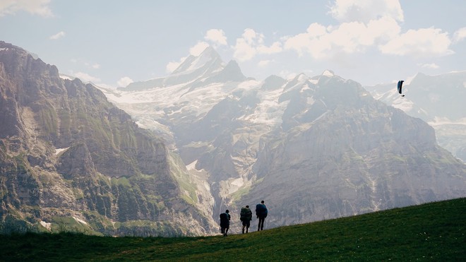 Đoạn clip 4 triệu view quay trò trượt ròng rọc lơ lửng giữa núi Thuỵ Sĩ bị cư dân mạng “bóc mẽ”: “Đẹp thì đẹp, nhưng sao chậm thế?” - Ảnh 2.