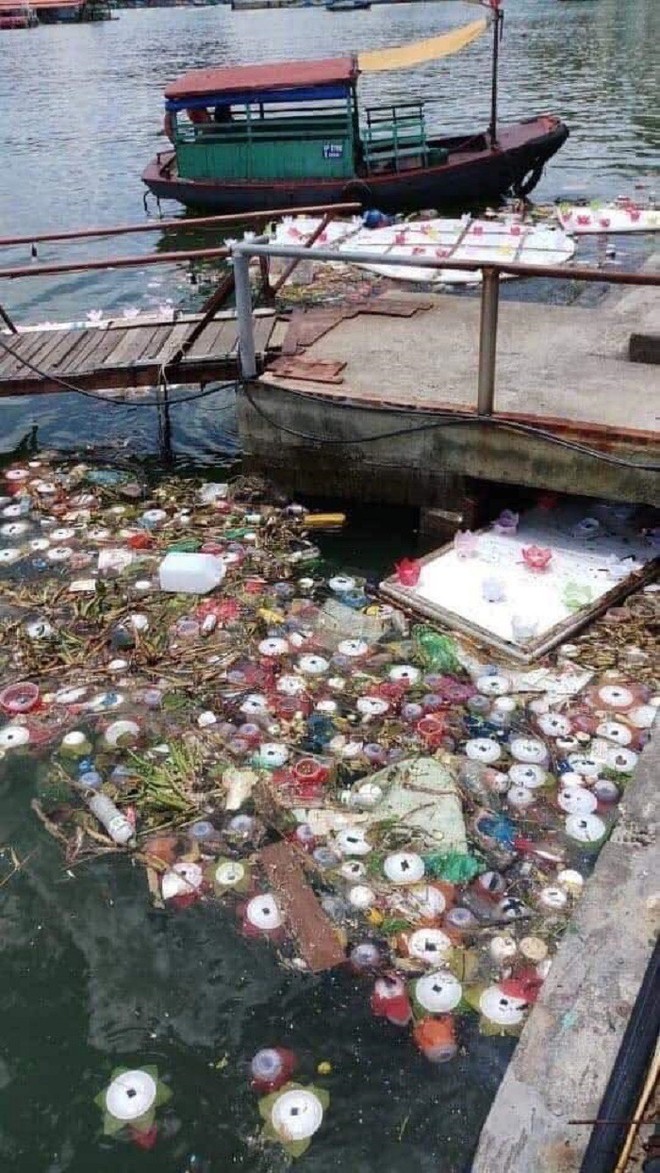 Xôn xao 30.000 hoa đăng thả trôi trên biển gây ô nhiễm môi trường: Chính quyền Hải Phòng trần tình - Ảnh 1.