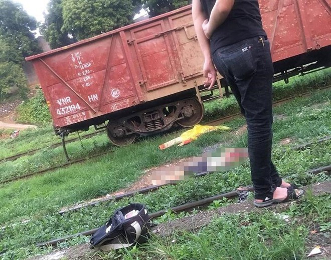 Người đ&agrave;n &ocirc;ng b&ograve; qua đường sắt bị t&agrave;u hỏa c&aacute;n tử vong - Ảnh 1.