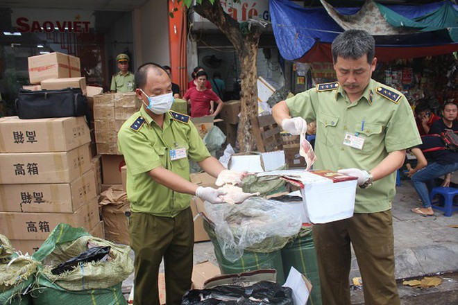 Phát hiện số lượng lớn thịt lợn, bánh trung thu và túi xách không rõ nguồn gốc tại điểm tập kết nhà xe Sao Việt - Ảnh 1.