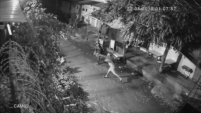 Hai vợ chồng cụ gi&agrave; bị khủng bố bằng sơn, gạch - Ảnh 1.