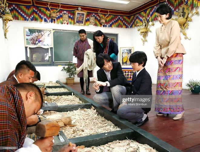 Khác hẳn với vẻ chững chạc thường ngày, Hoàng tử nhỏ Nhật Bản gây sốt cộng đồng mạng với hình ảnh mới lạ ở Bhutan - Ảnh 3.