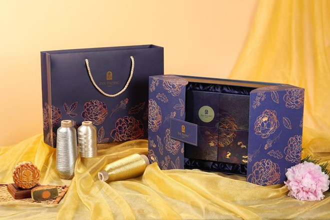 H&agrave; Nội: Dạo một v&ograve;ng xem gi&aacute; cả hộp b&aacute;nh Trung thu của c&aacute;c kh&aacute;ch sạn 5 sao nổi tiếng, c&aacute; biệt c&oacute; hộp l&ecirc;n tới 28 triệu đồng  - Ảnh 14.