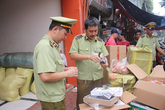 Phát hiện số lượng lớn thịt lợn, bánh trung thu và túi xách không rõ nguồn gốc tại điểm tập kết nhà xe Sao Việt - Ảnh 3.