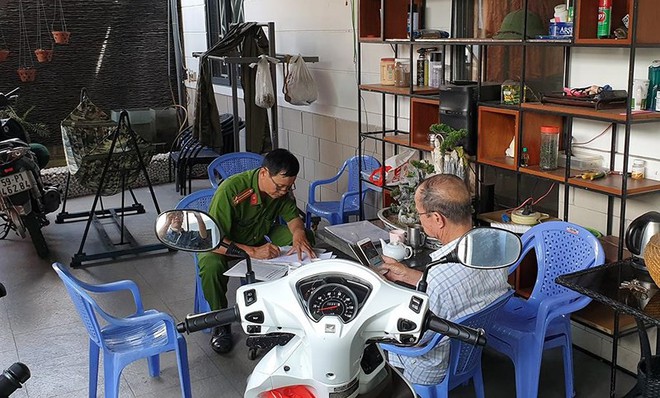 Hai vợ chồng cụ gi&agrave; bị khủng bố bằng sơn, gạch - Ảnh 3.