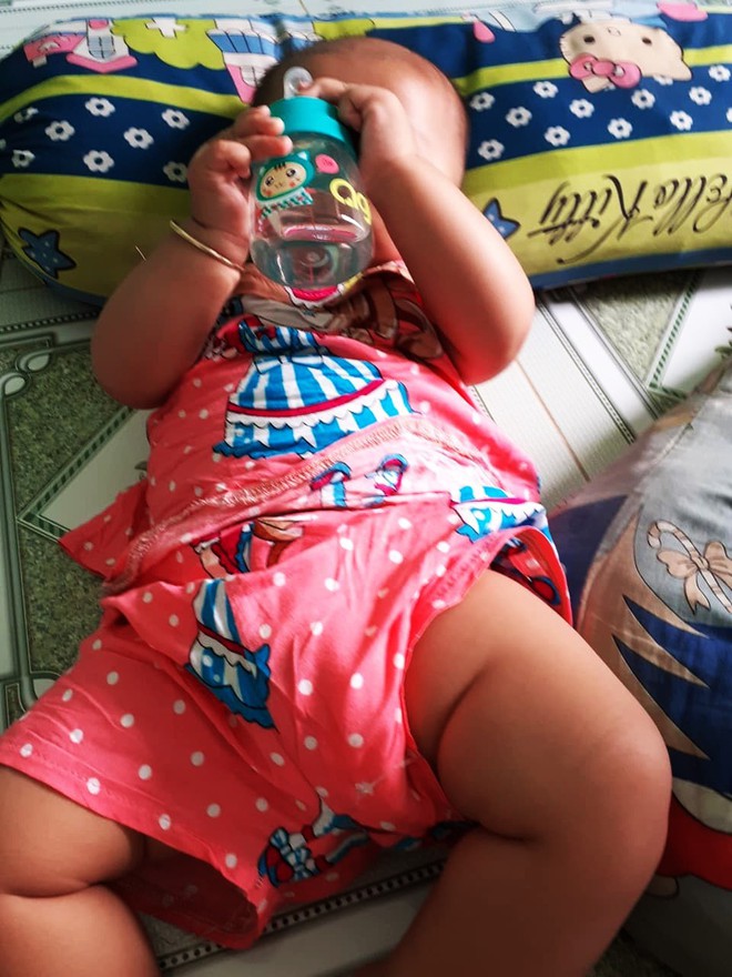 Mẹ của b&eacute; g&aacute;i 8 th&aacute;ng tuổi nghi bị xuất huyết n&atilde;o ngay ng&agrave;y đầu ti&ecirc;n gửi nh&agrave; trẻ: C&ocirc; gi&aacute;o n&oacute;i b&eacute; tự bị c&ograve;n camera th&igrave; hỏng? - Ảnh 5.