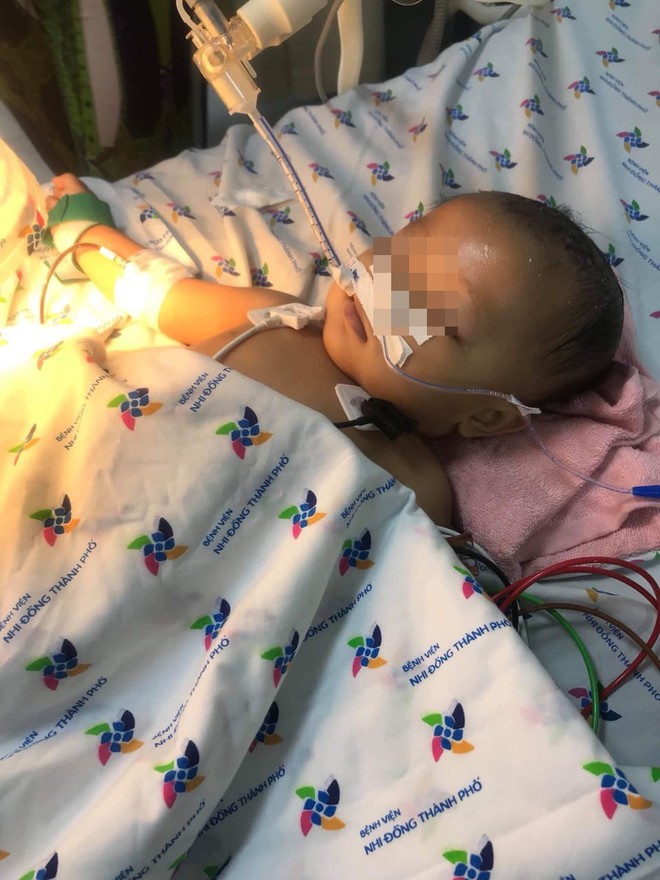 Mẹ của b&eacute; g&aacute;i 8 th&aacute;ng tuổi nghi bị xuất huyết n&atilde;o ngay ng&agrave;y đầu ti&ecirc;n gửi nh&agrave; trẻ: C&ocirc; gi&aacute;o n&oacute;i b&eacute; tự bị c&ograve;n camera th&igrave; hỏng? - Ảnh 7.
