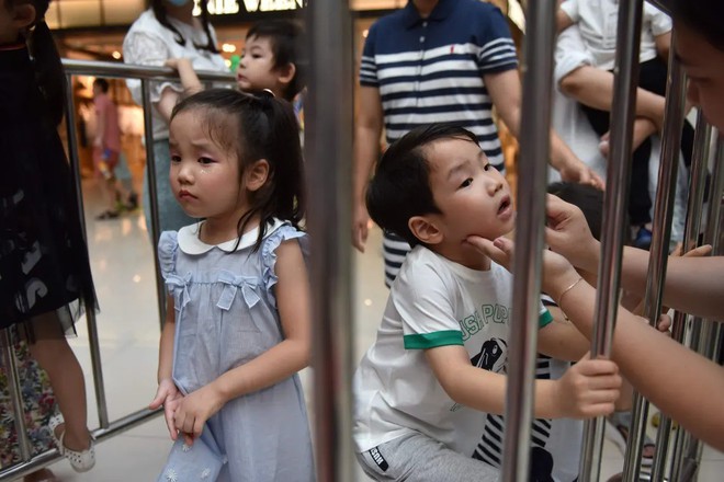 Nghề người mẫu nhí ở Trung Quốc: Bố mẹ lấy cớ trau dồi sự tự tin nhưng vô tình trở thành kẻ bạo hành, biến con thành cỗ máy kiếm tiền - Ảnh 7.