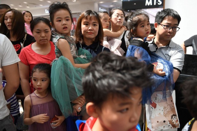 Nghề người mẫu nhí ở Trung Quốc: Bố mẹ lấy cớ trau dồi sự tự tin nhưng vô tình trở thành kẻ bạo hành, biến con thành cỗ máy kiếm tiền - Ảnh 9.