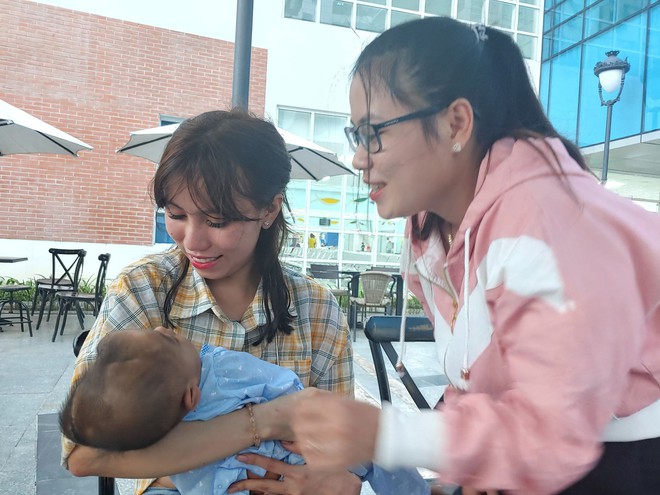 Mẹ của b&eacute; g&aacute;i 8 th&aacute;ng tuổi nghi bị xuất huyết n&atilde;o ngay ng&agrave;y đầu ti&ecirc;n gửi nh&agrave; trẻ: C&ocirc; gi&aacute;o n&oacute;i b&eacute; tự bị c&ograve;n camera th&igrave; hỏng? - Ảnh 10.