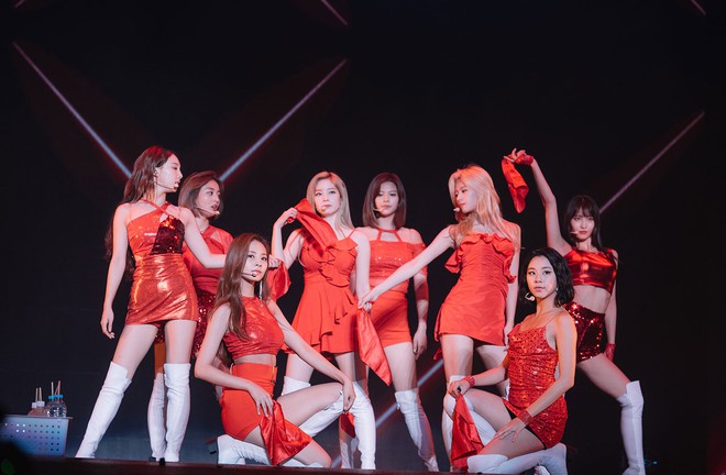 Debut 5 năm nhưng TWICE vẫn hát live thất thường, hụt hơi trên sân khấu encore, có thành viên còn rụt rè vì sợ khoe giọng thật? - Ảnh 1.